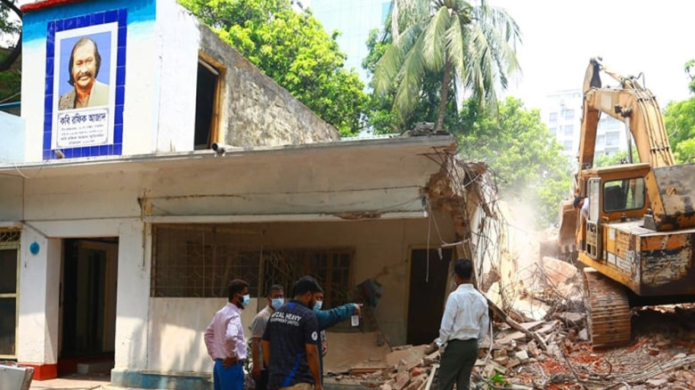 ভেঙ্গে ফেলা হলো কবি রফিক আজাদের স্মৃতিস্মারক বাড়ির...