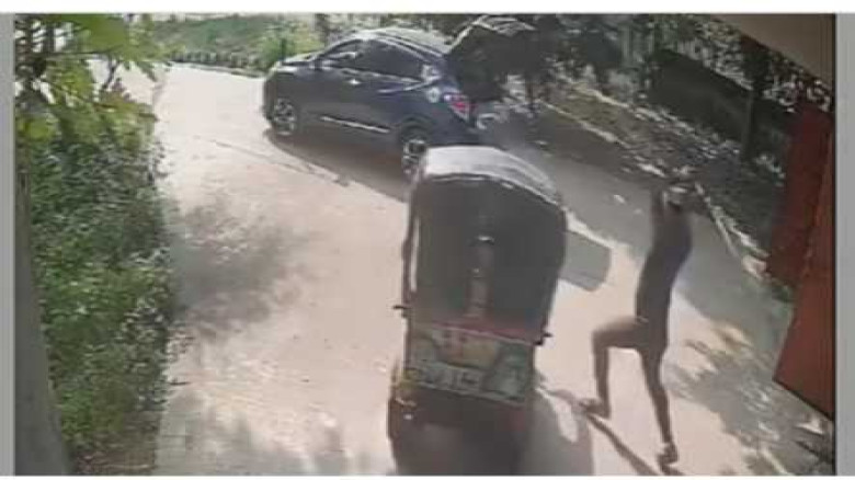 রিকশাচালককে জুতাপেটা করা সেই সমাজসেবা কর্মকর্তা ‘অ...