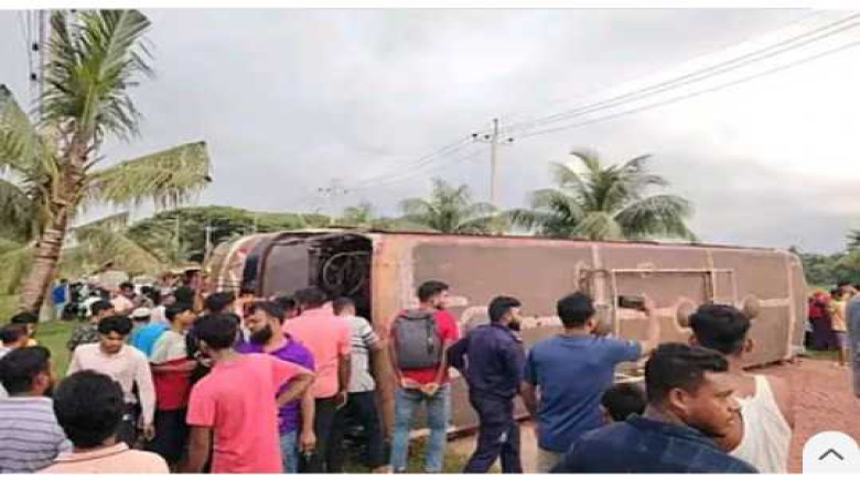 কাজ শেষে ফিরছিলেন শ্রমিকেরা, হঠাৎ উল্টে যায় বাস...