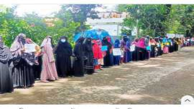 মুরাদনগরে তিনজনকে হত্যা  গ্রামের নারীদের মানববন্ধন...