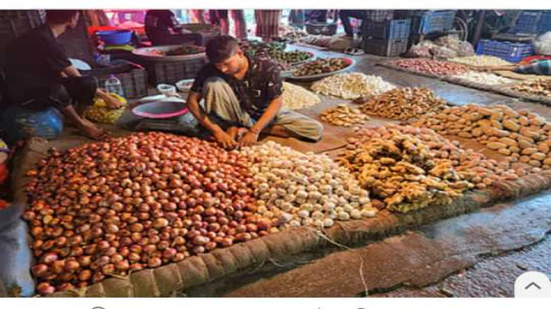 পেঁয়াজের দাম বেড়েছে কেজিতে ১৫-২০ টাকা, ডিমের দাম আ...
