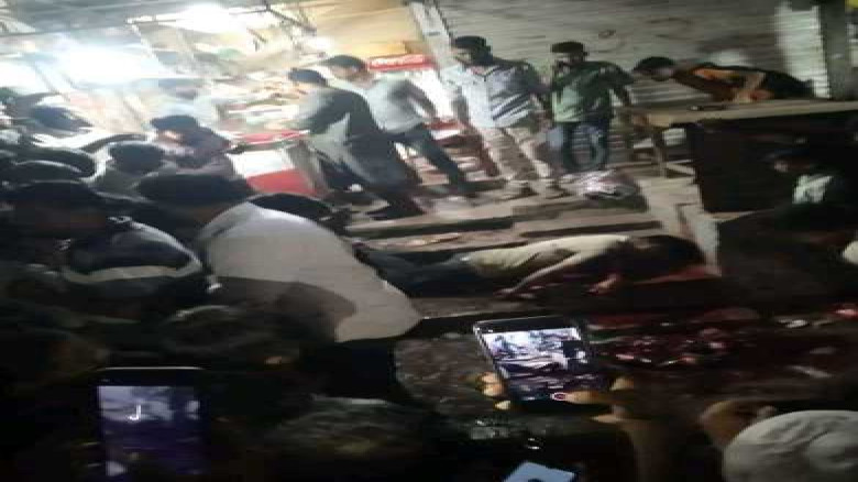 প্রকাশ্যে অস্ত্র নিয়ে ধাওয়া করে সাংবাদিককে কুপিয়ে ...