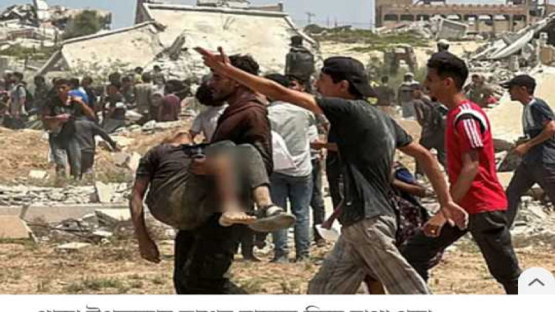 গাজায় উড়োজাহাজ থেকে ফেলা ত্রাণের বাক্সের নিচে চাপা...