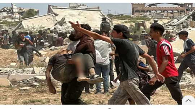 গাজায় উড়োজাহাজ থেকে ফেলা ত্রাণের বাক্সের নিচে চাপা...